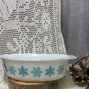 Vintage “Pyrex #045” 2 1/2 qt. Snowflake Casserole Dish